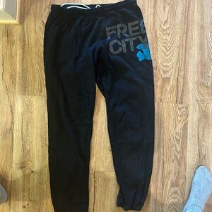 Free city sweats black